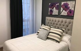 Suite in San Telmo dormitorio en suite con dos baños y balcon a la calle